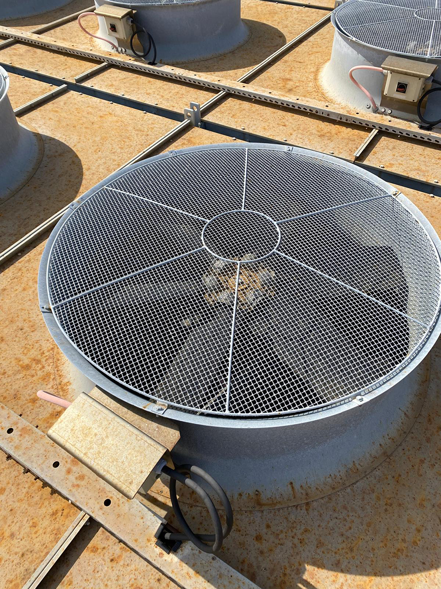 L'immagine mostra radiatori di raffreddamento installati in ambiente marino con corrosione del pacco alettato 