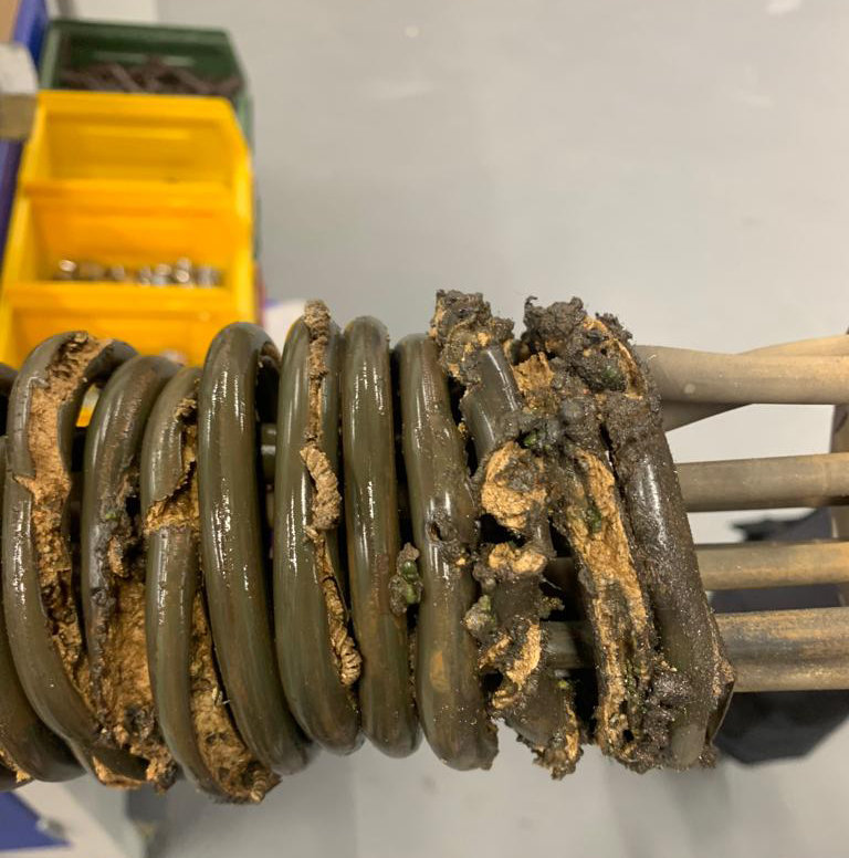 L'immagine mostra il dettaglio di una resistenza elettrica scoppiata, durante intervento di manutenzione su un termoregolatore 
