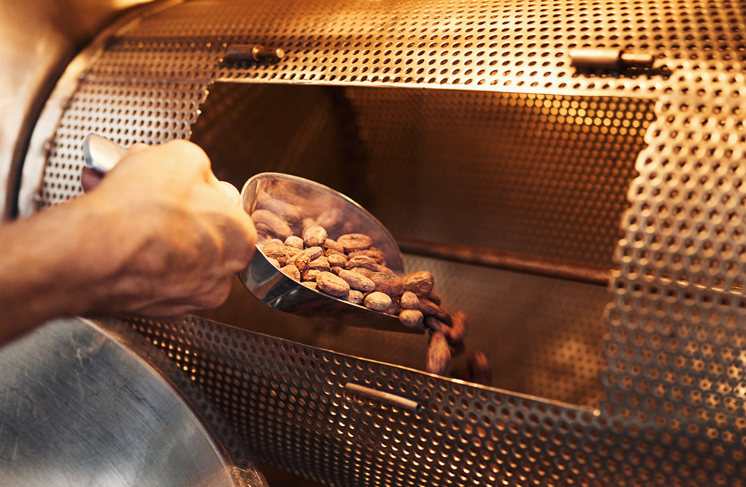 Immagine illustrativa dell'importanza del controllo della temperatura e della termoregolazione Tempco nella fase di tostatura dei semi di cacao, primo step nella produzione del cioccolato