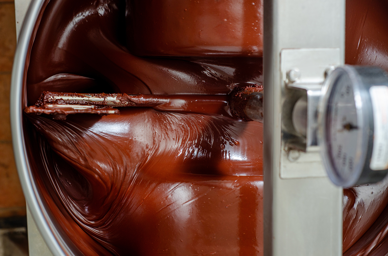 Immagine che illustra la fase di concaggio del cioccolato, dove le centraline di termoregolazione mantengono il livello di calore necessario a determinare l'anima e il gusto del prodotto finale