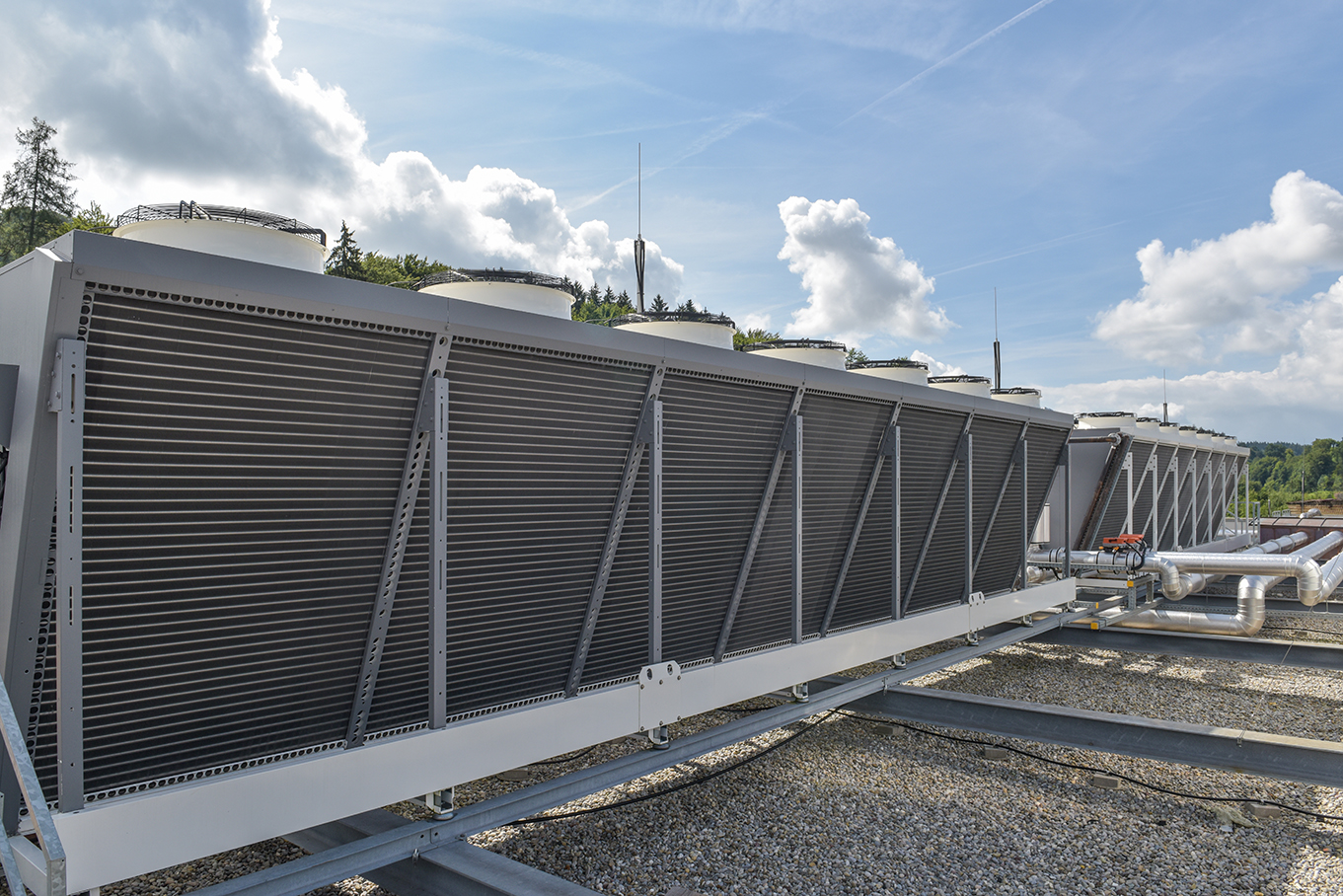 Immagine che mostra un impianto con free cooler per la dissipazione di calore in ambito di produzione industriale