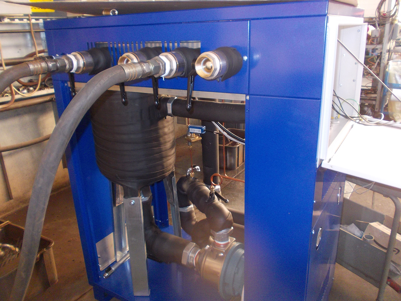 Immagine che mostra le connessioni in una centralina di riscaldamento per preriscaldamento dei rulli nella laminazione dell'acciaio