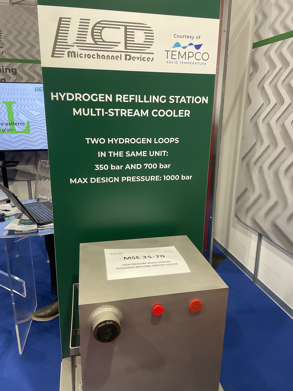 L'immagine mostra uno scambiatore di calore PCHE per applicazioni di raffreddamento nelle stazioni di rifornimento idrogeno