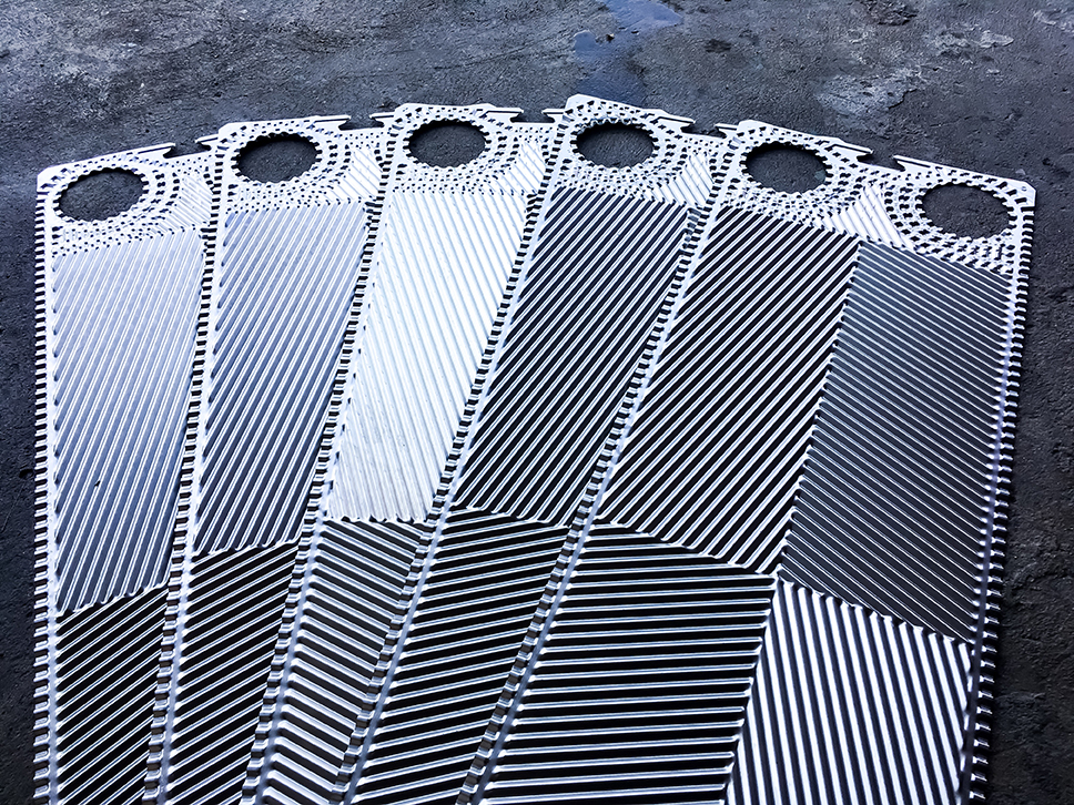 Immagine che mostra alcune piastre come ricambi originali per scambiatori di calore, la cui scelta è determinante per garantire efficienza e continuità operativa.