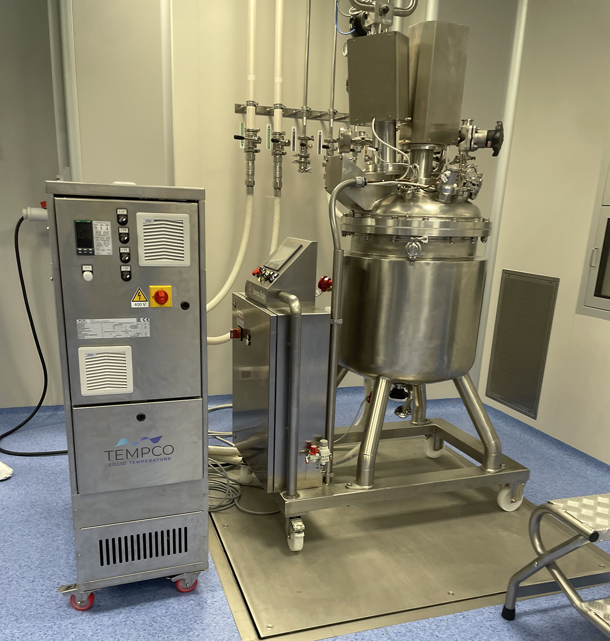 Image showing a Tempco TREG temperature control unit for thermpregulation of reactors used in pharmaceutical research and chemotherapy drug production.