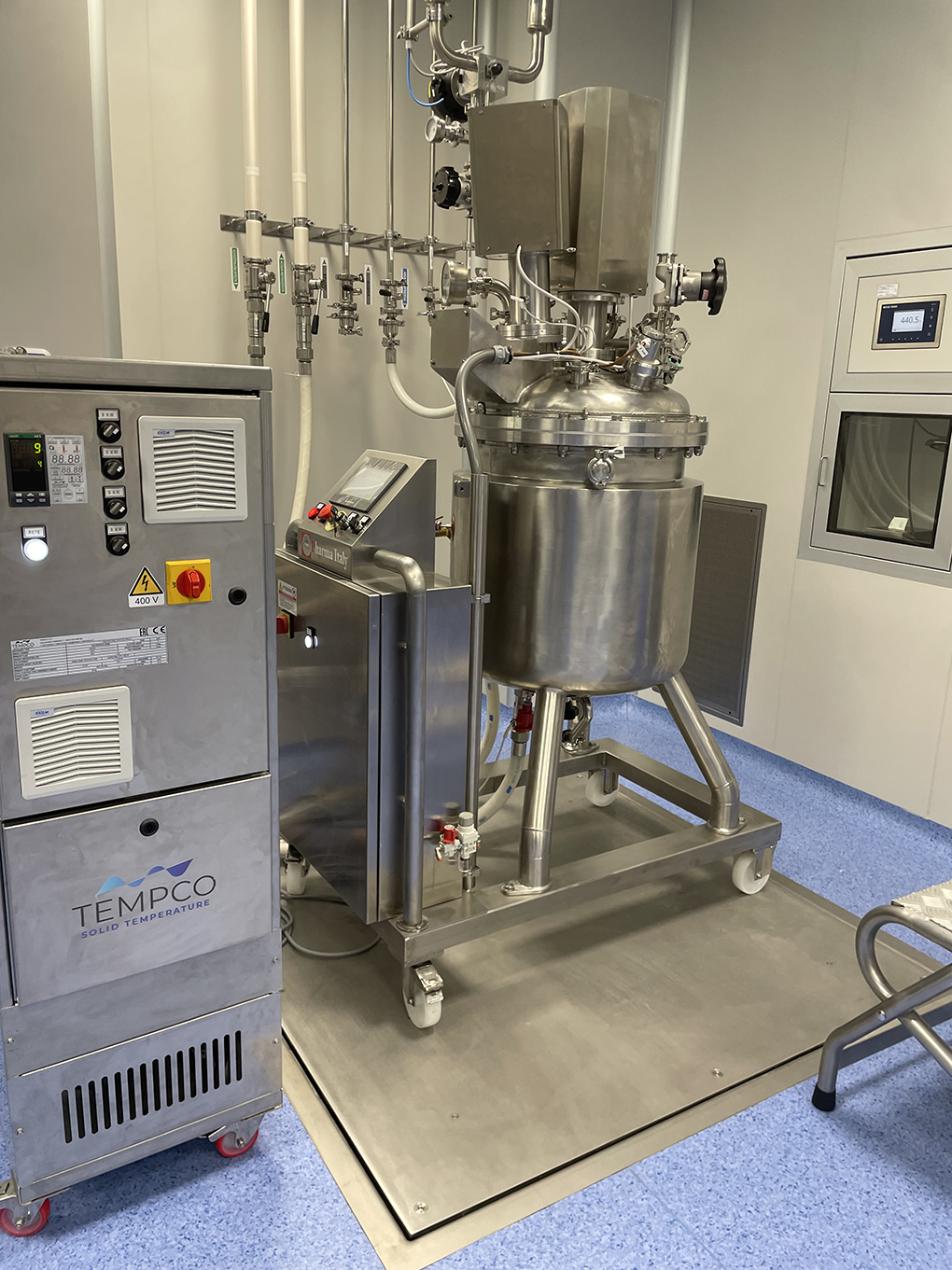 Image showing a Tempco TREG thermoregulation unit in full stainless steel construction for precise temperature control of reactors used in chemotherapy drug production.