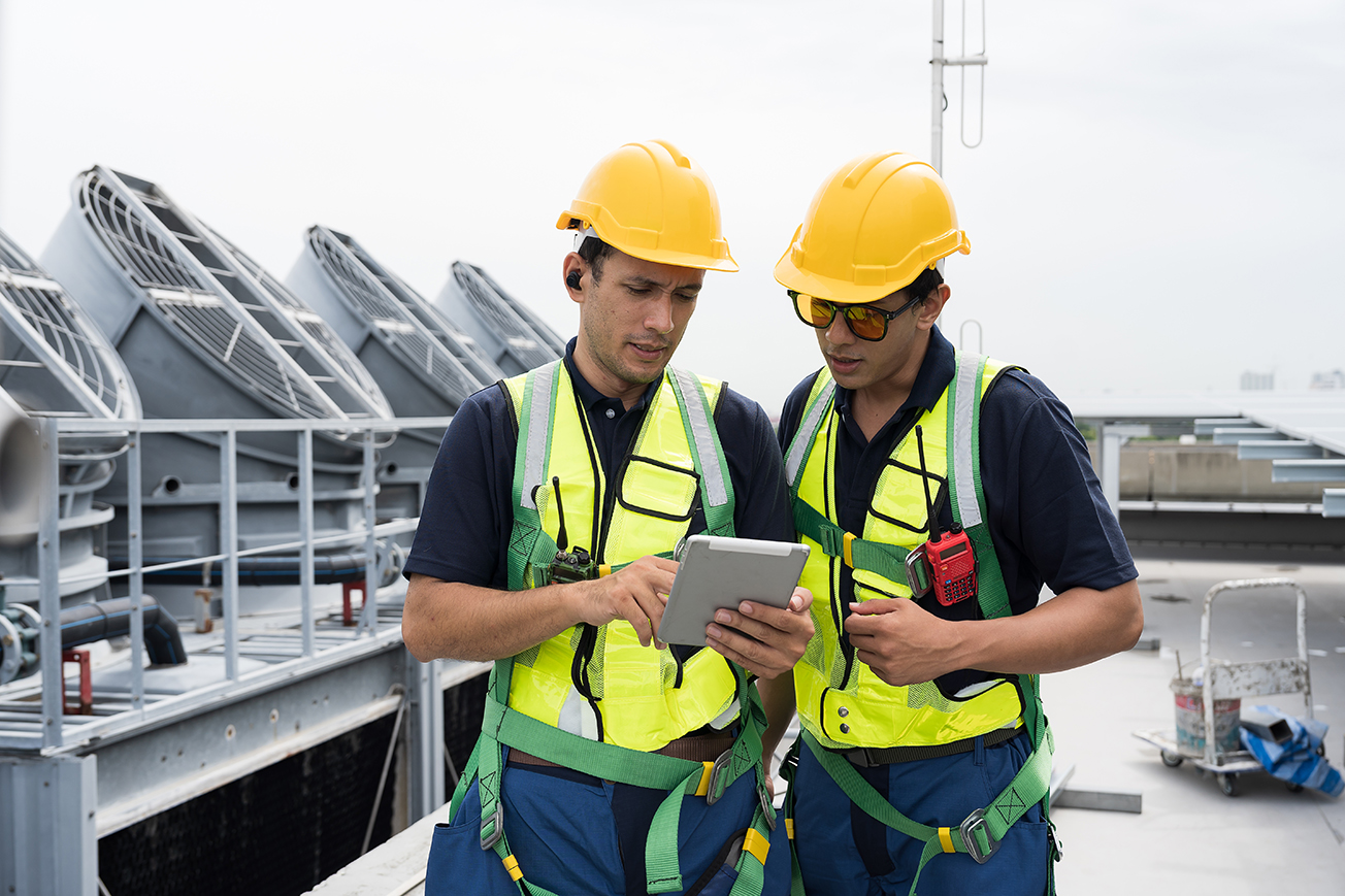 Illustrative image of monitoring and control activities for the prevention of Legionella in cooling tower systems, with requirements introduced by Legislative Decree 102/2025 in Italy.