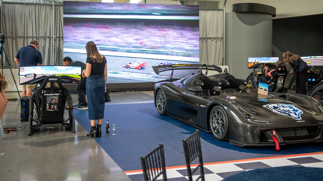 Immagine che mostra una supercar da competizione di Dallara, i test con banchi prova dei radiatori delle auto da competizione impiegano una centralina di termoregolazione TCU di Tempco.