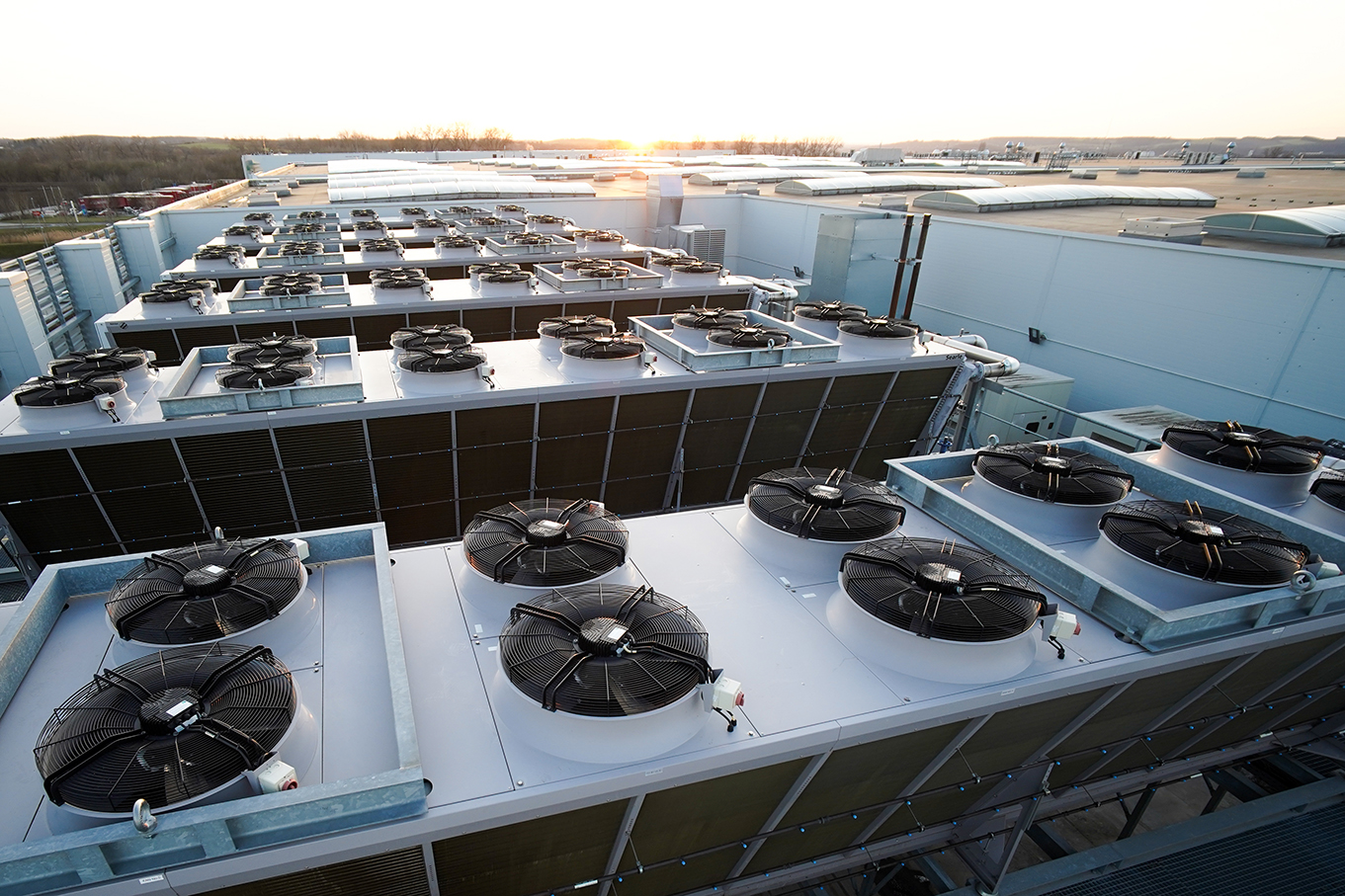 Image showing an installation of electric cooling fans in the process industry, devices for which the minimum energy efficiency limits are expected to be tightened from July 2026.
