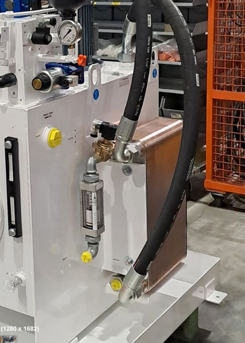 Immagine che mostra uno scambiatore a piastre saldobrasato per raffreddamento di olio idraulico installato su una centralina idrauliche di potenza oleodinamica.