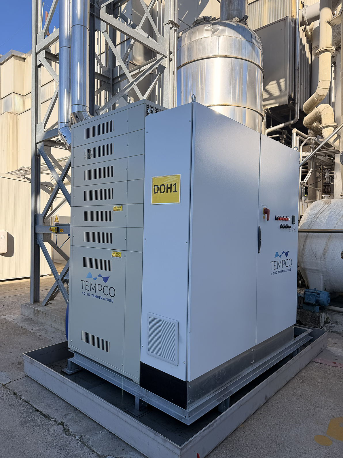 The image shows a high-temperature diathermic oil temperature control unit with modulating power and heating up to 300°C for temperature regulation in a pharmaceutical reactor.