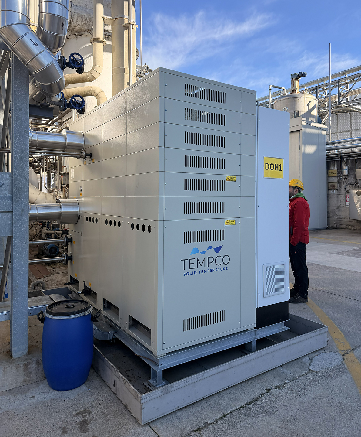 L'immagine mostra una centralina di termoregolazione per olio diatermico ad alta temperatura per la regolazione della temperatura di un reattore farmaceutico.