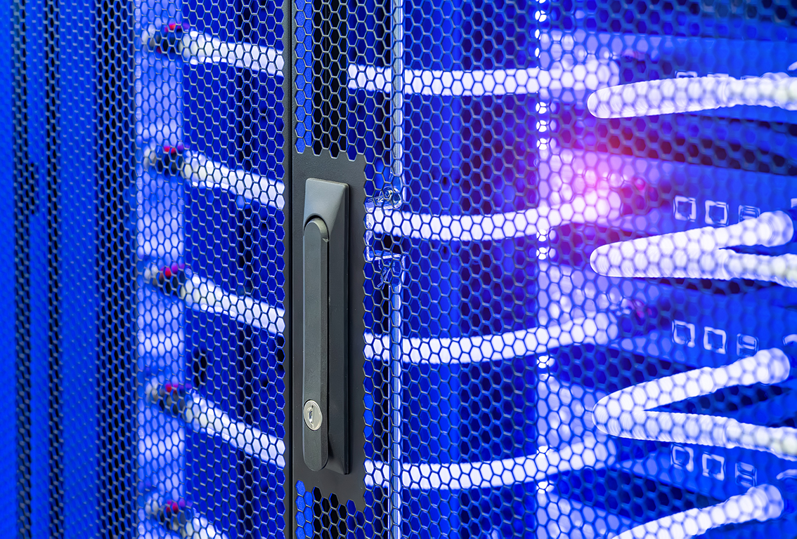 Immagine che illustra soluzioni di liquid cooling nel raffreddamento dei data center, dove l'implementazione di sistemi per recupero di calore incrementa ulteriormente efficienza e risparmio energetico.