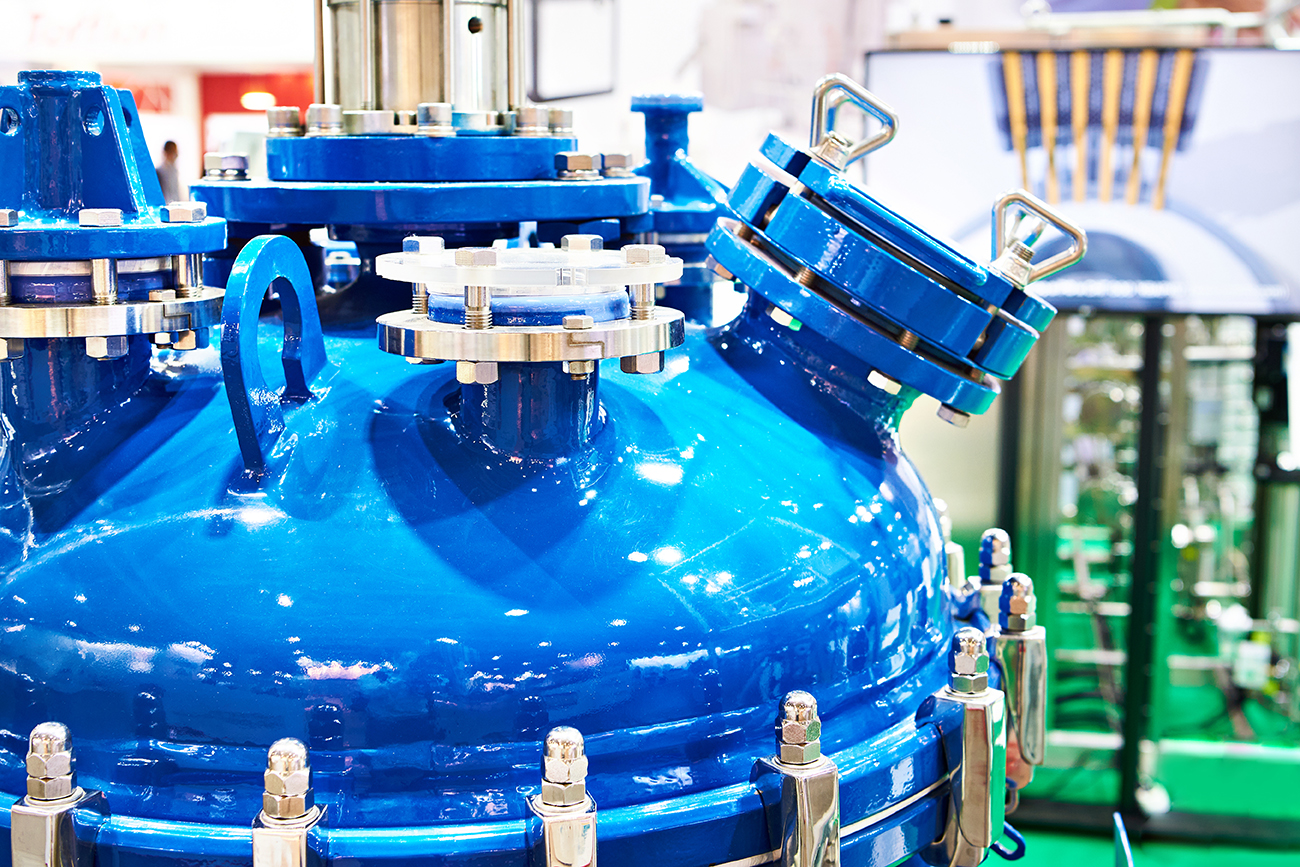 The image shows a glass-lined reactor used in pharmaceutical production, paired with a pre-assembled and factory-tested TCU skid, ensuring "plug & play" installation and quick commissioning.
