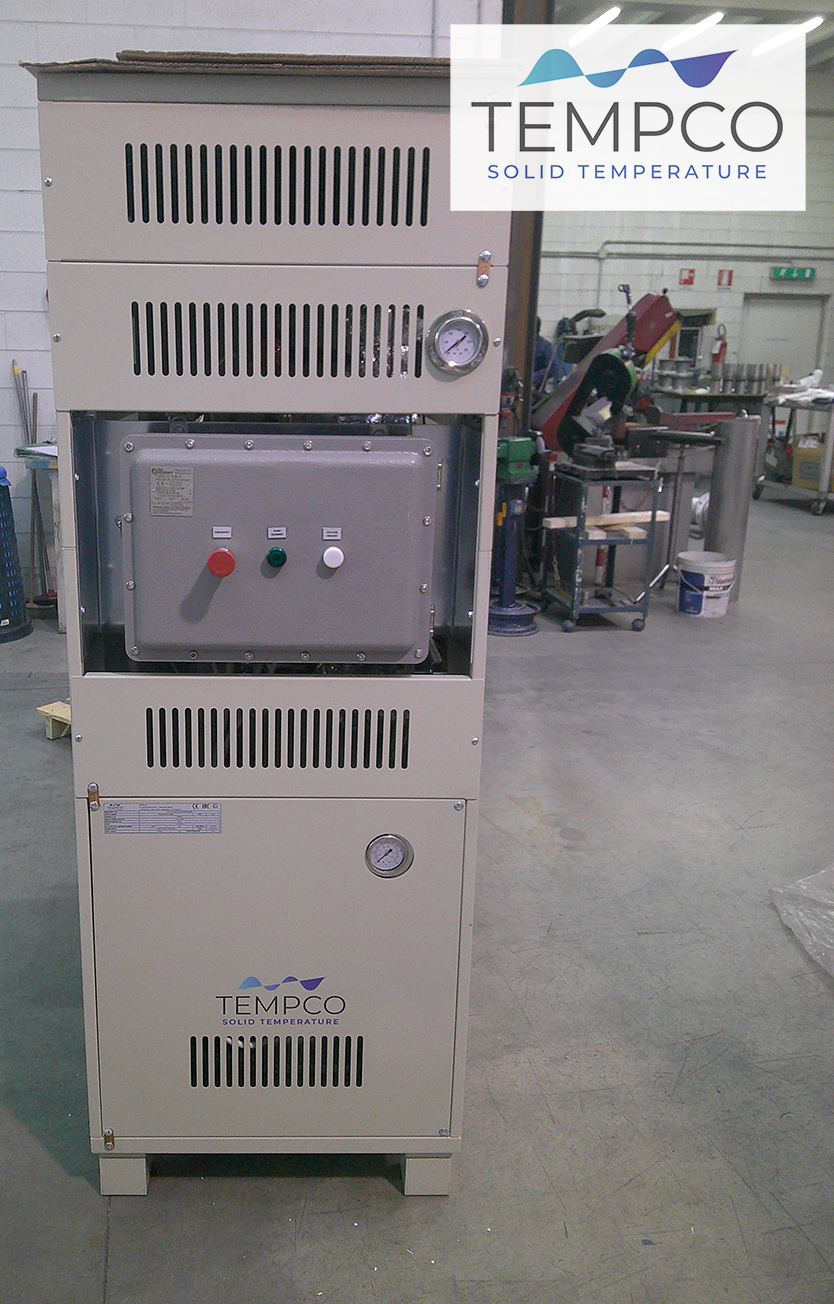 Immagine che mostra una centralina di termoregolazione TREG TCU - temperature control unit, la doppia configurazione in zona ATEX con pannello di controllo separato permette l’integrazione con sistemi di automazione avanzati.